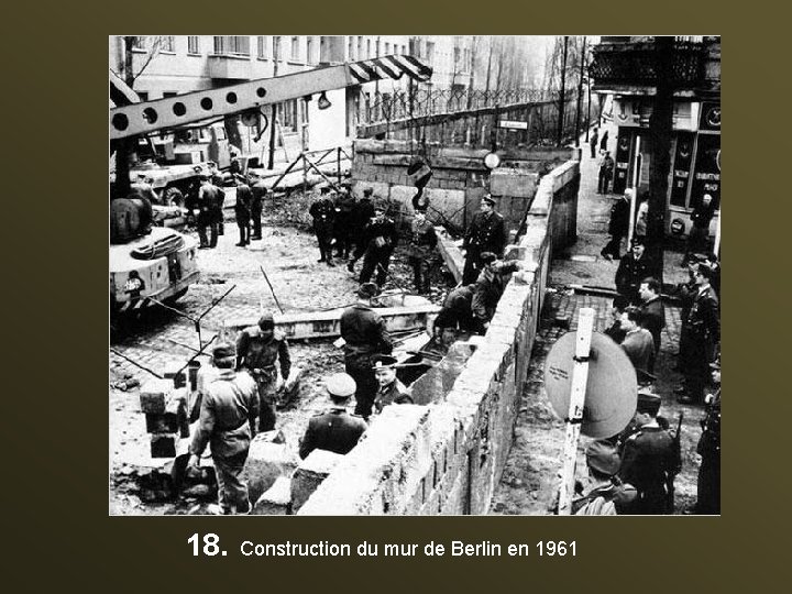18. Construction du mur de Berlin en 1961 