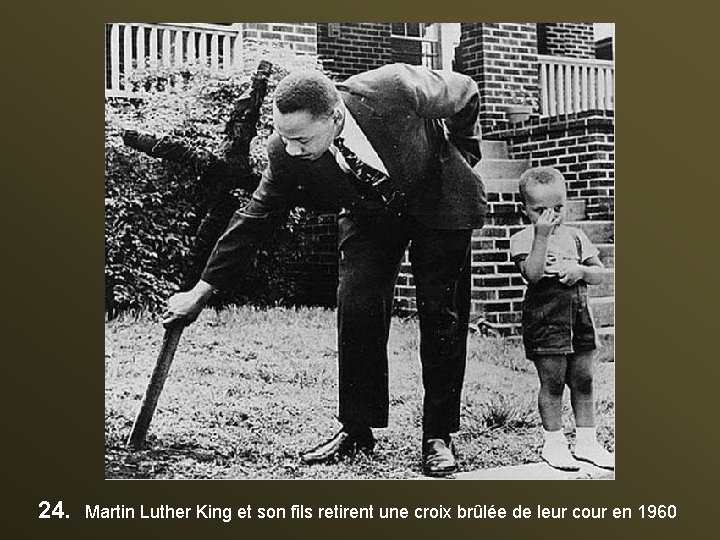 24. Martin Luther King et son fils retirent une croix brûlée de leur cour