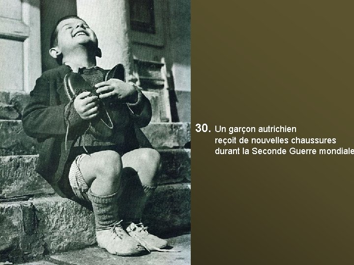 30. Un garçon autrichien reçoit de nouvelles chaussures durant la Seconde Guerre mondiale 