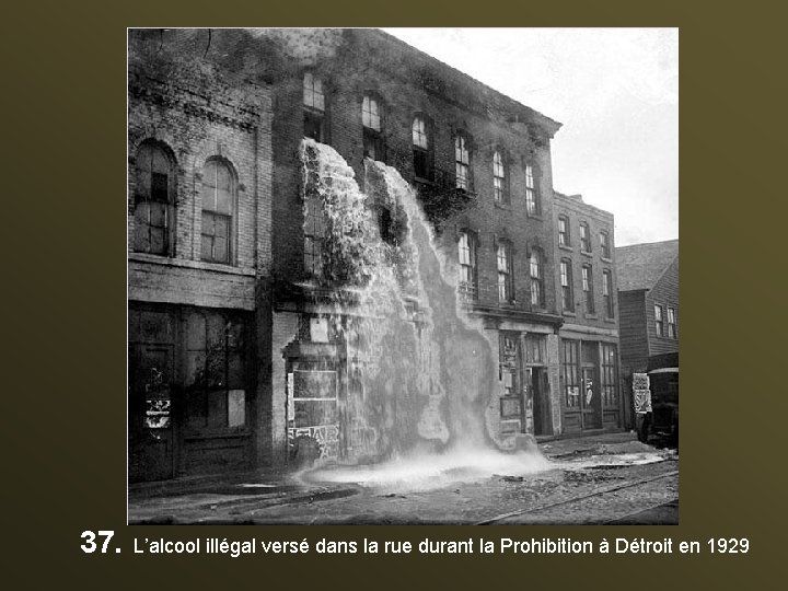 37. L’alcool illégal versé dans la rue durant la Prohibition à Détroit en 1929