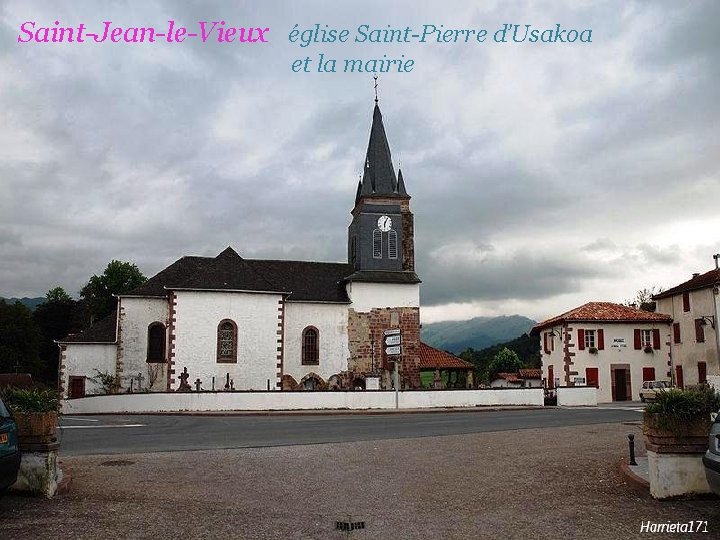 Saint-Jean-le-Vieux église Saint-Pierre d’Usakoa. et la mairie 