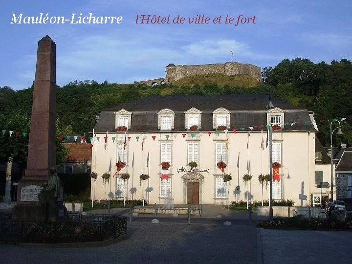 Mauléon-Licharre l’Hôtel de ville et le fort 