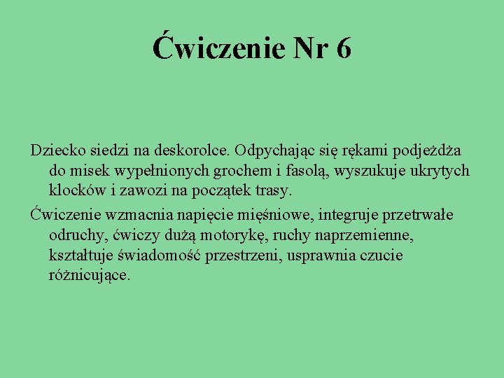 Ćwiczenie Nr 6 Dziecko siedzi na deskorolce. Odpychając się rękami podjeżdża do misek wypełnionych