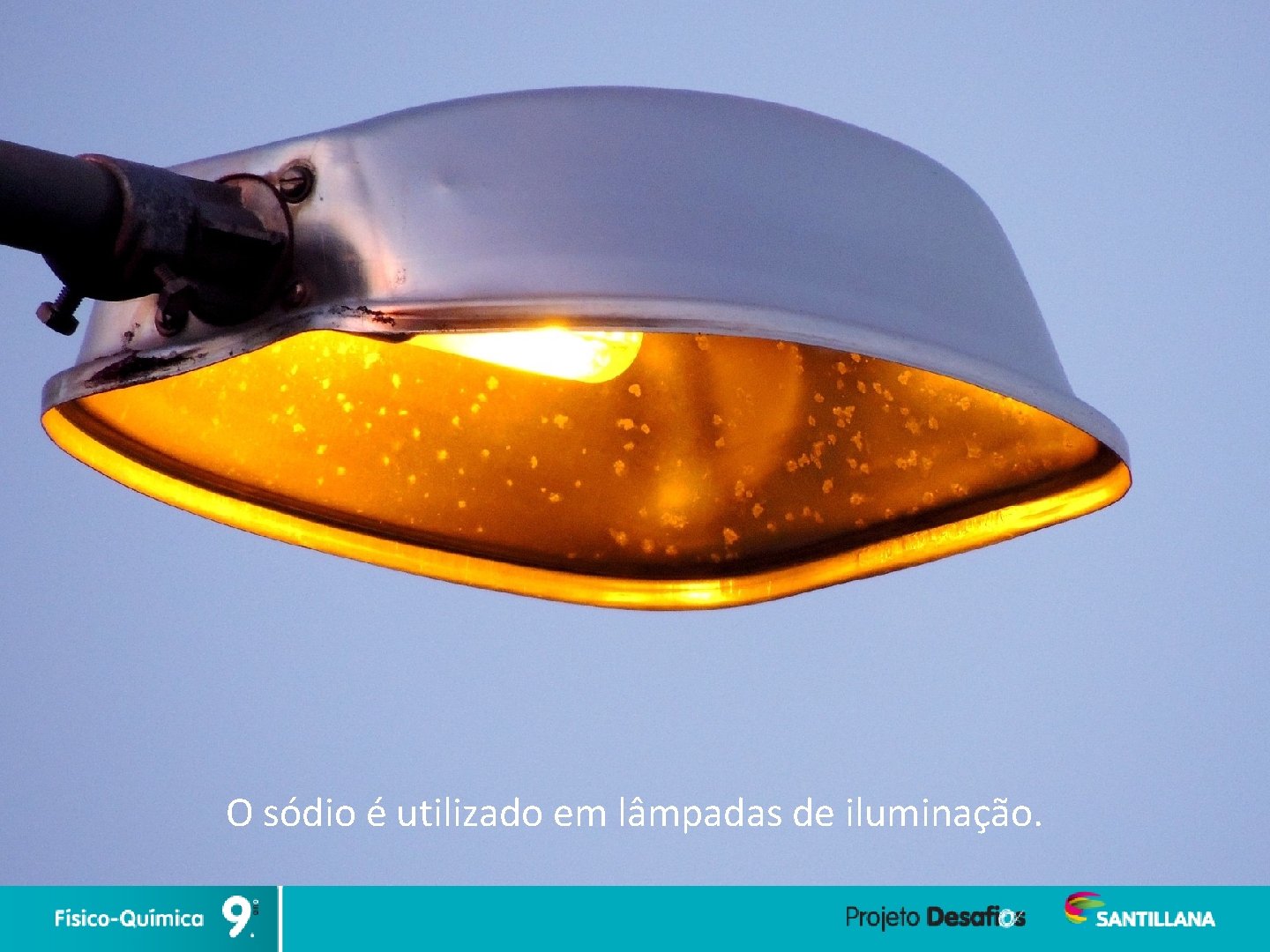 O sódio é utilizado em lâmpadas de iluminação. 