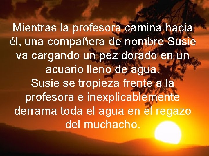 Mientras la profesora camina hacia él, una compañera de nombre Susie va cargando un