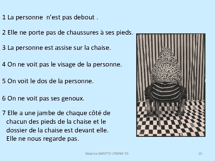 1 La personne n’est pas debout. 2 Elle ne porte pas de chaussures à