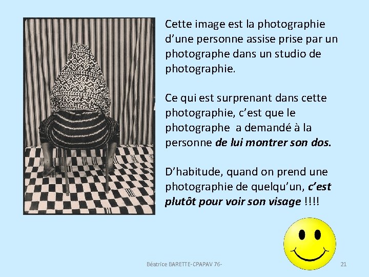 Cette image est la photographie d’une personne assise prise par un photographe dans un