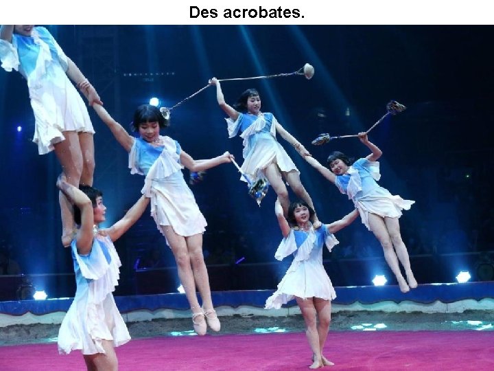 Des acrobates. 