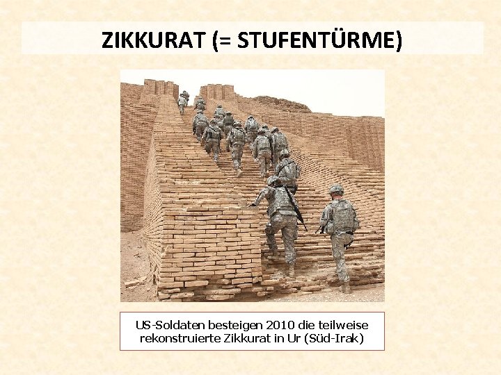 ZIKKURAT (= STUFENTÜRME) US-Soldaten besteigen 2010 die teilweise rekonstruierte Zikkurat in Ur (Süd-Irak) 