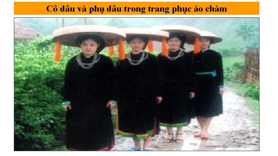 Cô dâu và phụ dâu trong trang phục áo chàm 