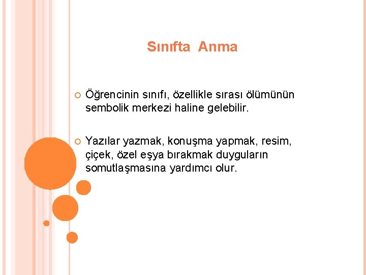 Sınıfta Anma Öğrencinin sınıfı, özellikle sırası ölümünün sembolik merkezi haline gelebilir. Yazılar yazmak, konuşma