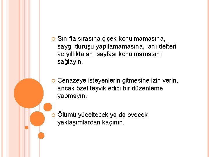  Sınıfta sırasına çiçek konulmamasına, saygı duruşu yapılamamasına, anı defteri ve yıllıkta anı sayfası