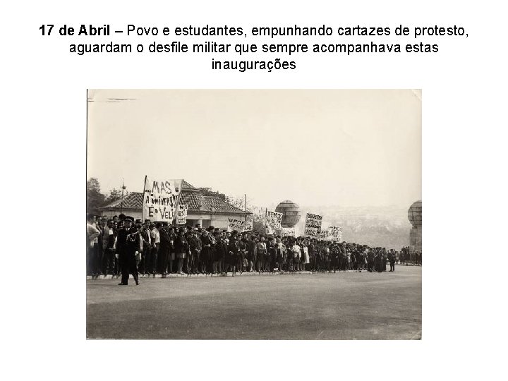 17 de Abril – Povo e estudantes, empunhando cartazes de protesto, aguardam o desfile