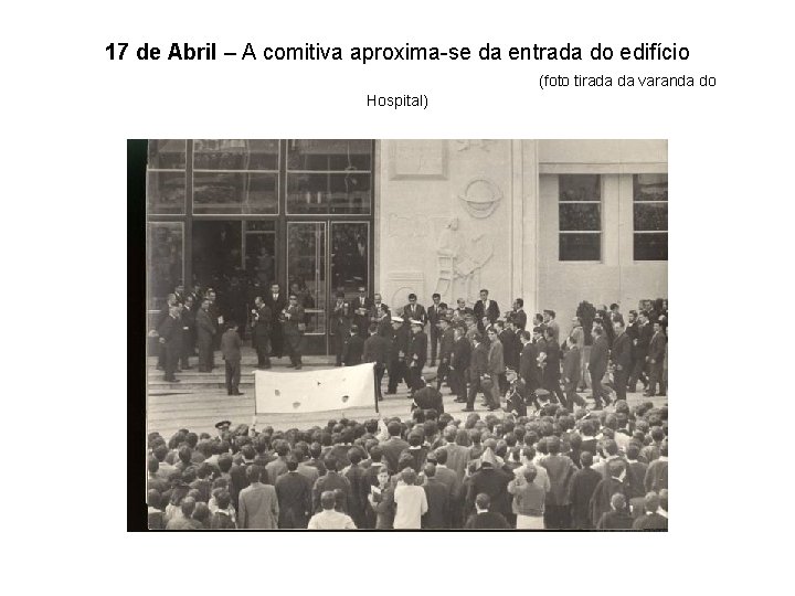 17 de Abril – A comitiva aproxima-se da entrada do edifício (foto tirada da