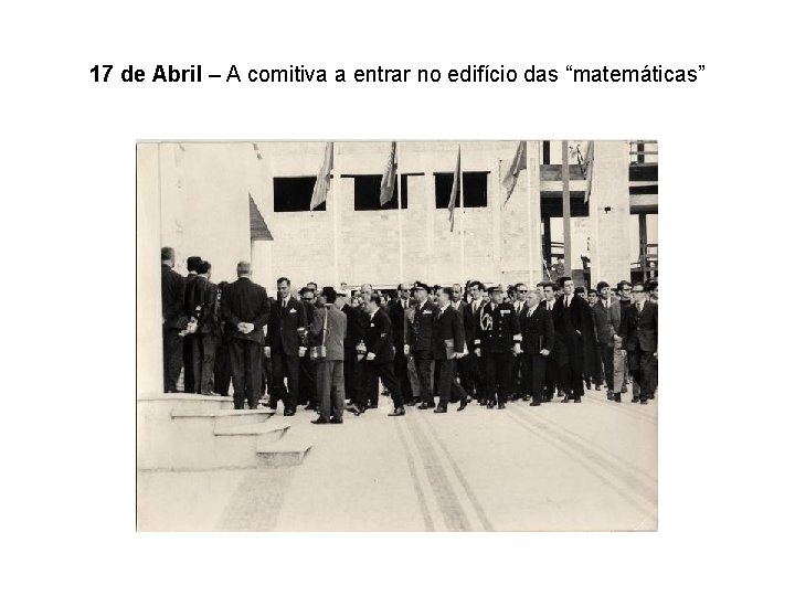 17 de Abril – A comitiva a entrar no edifício das “matemáticas” 
