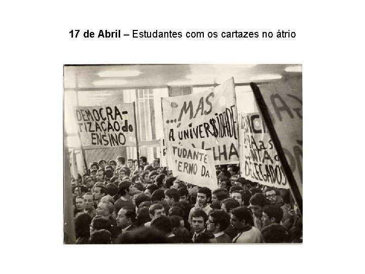 17 de Abril – Estudantes com os cartazes no átrio 