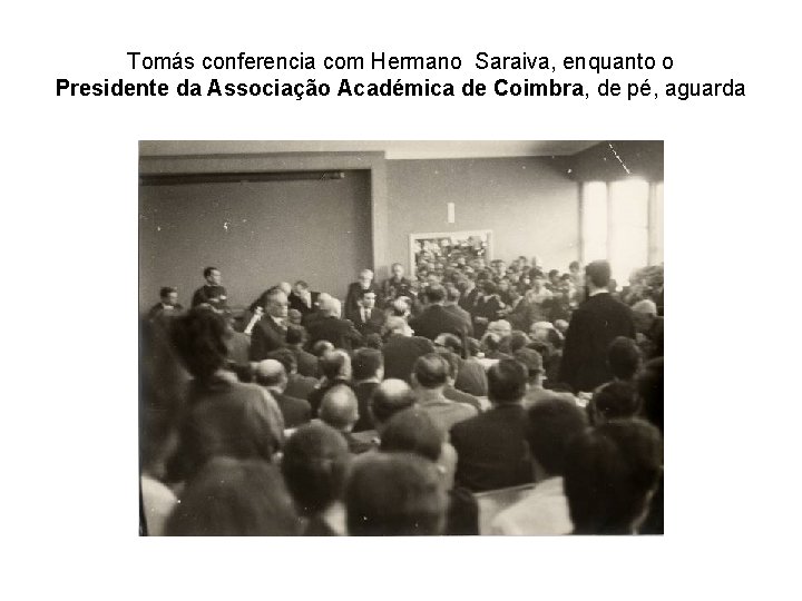 Tomás conferencia com Hermano Saraiva, enquanto o Presidente da Associação Académica de Coimbra, de