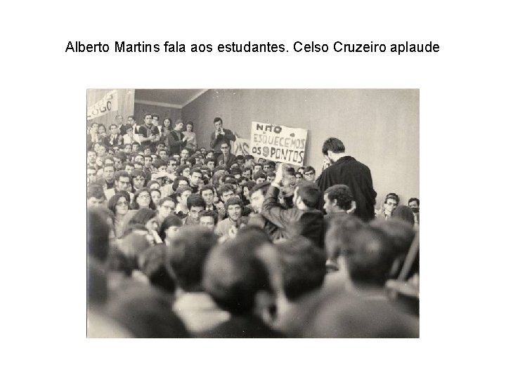 Alberto Martins fala aos estudantes. Celso Cruzeiro aplaude 