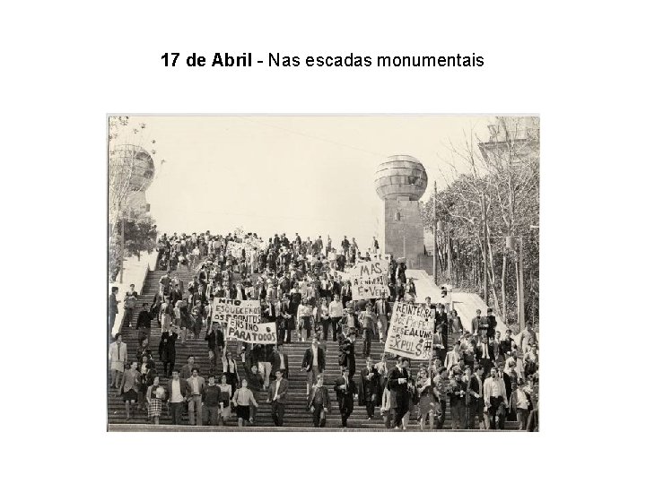 17 de Abril - Nas escadas monumentais 