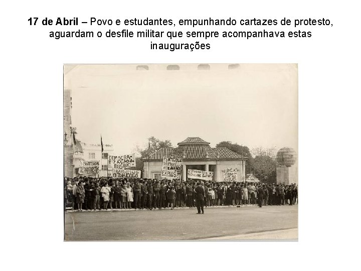 17 de Abril – Povo e estudantes, empunhando cartazes de protesto, aguardam o desfile