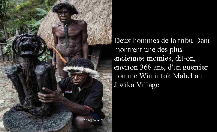 Deux hommes de la tribu Dani montrent une des plus anciennes momies, dit-on, environ