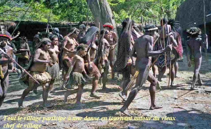 Tout le village participe à une danse en tournant autour du vieux chef de