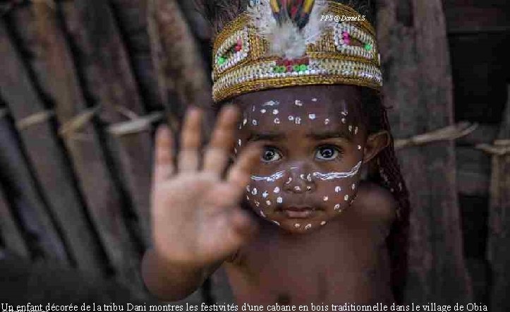 PPS @Daniel. S Un enfant décorée de la tribu Dani montres les festivités d'une