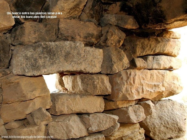 Un hueco entre las piedras sirve para otear los bancales del carasol 