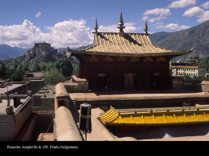 Ramoche- templet fra år 630. Potala i bakgrunnen. 