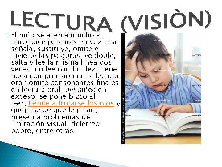 � El niño se acerca mucho al libro; dice palabras en voz alta; señala,