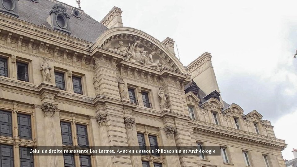 Celui de droite représente Les Lettres. Avec en dessous Philosophie et Archéologie 