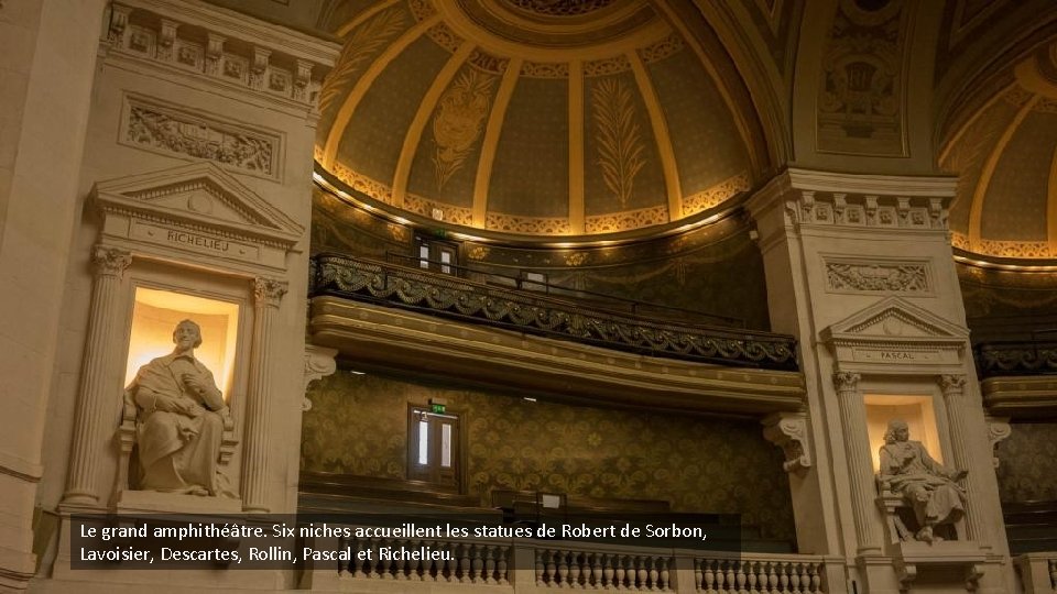 Le grand amphithéâtre. Six niches accueillent les statues de Robert de Sorbon, Lavoisier, Descartes,