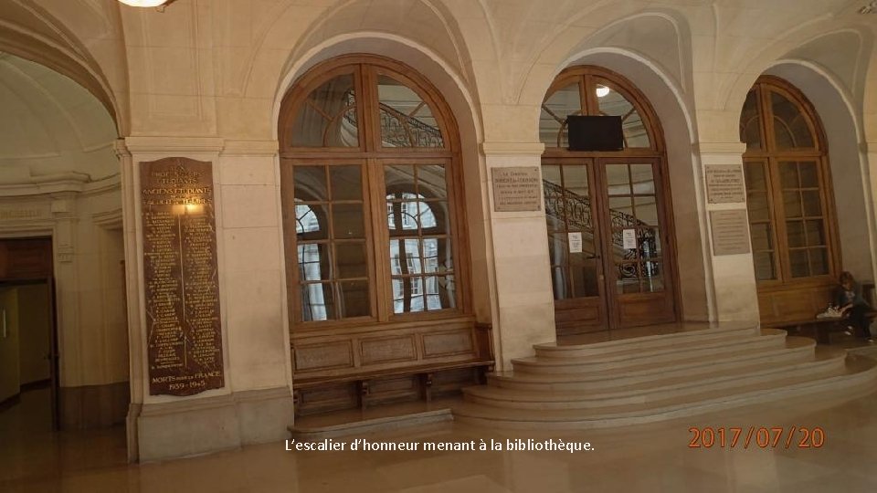 L’escalier d’honneur menant à la bibliothèque. 