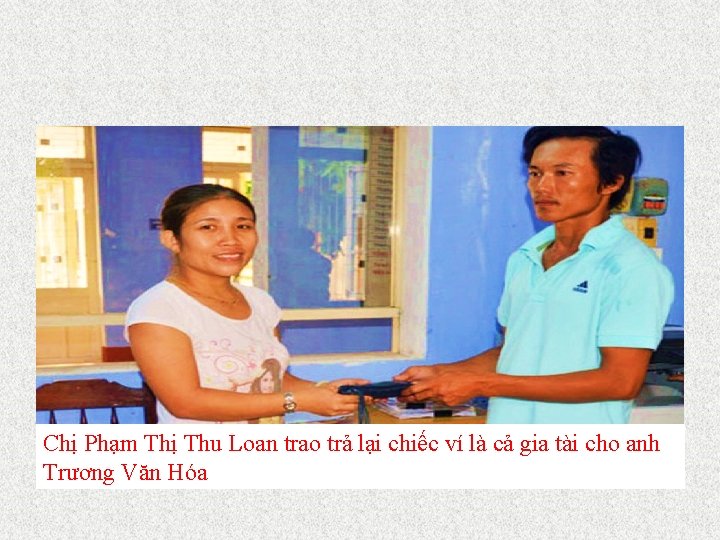 Chị Phạm Thị Thu Loan trao trả lại chiếc ví là cả gia tài