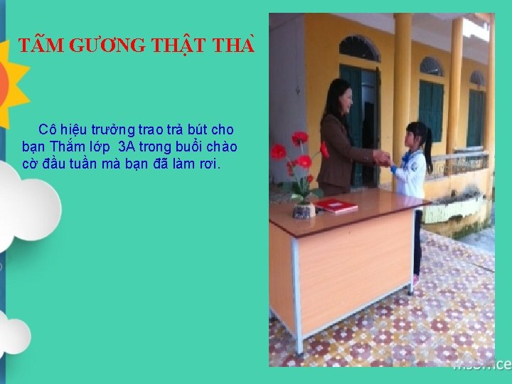 T M GƯƠNG TH T THA Cô hiệu trưởng trao trả bút cho bạn