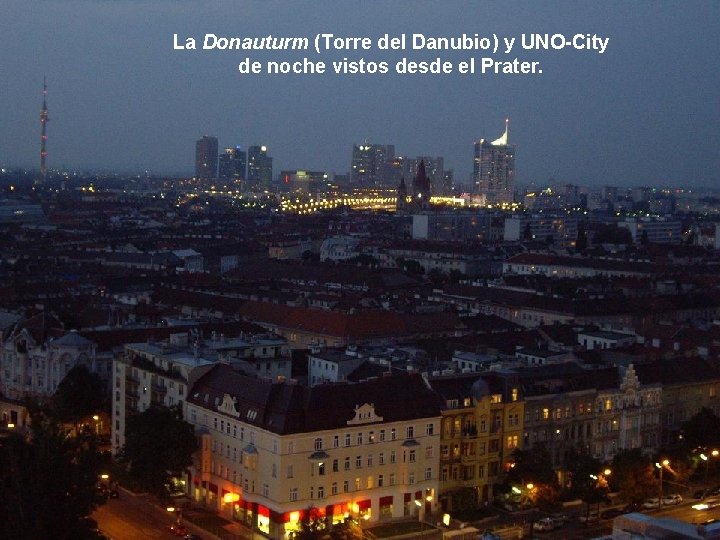 La Donauturm (Torre del Danubio) y UNO-City de noche vistos desde el Prater. 