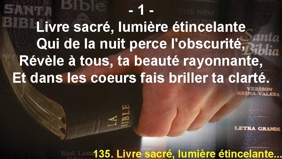 -1 Livre sacré, lumière étincelante Qui de la nuit perce l'obscurité, Révèle à tous,