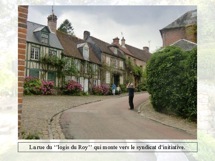 La rue du ‘’logis du Roy’’ qui monte vers le syndicat d’initiative. 