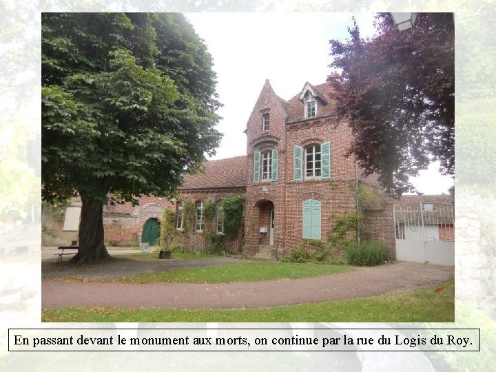 En passant devant le monument aux morts, on continue par la rue du Logis