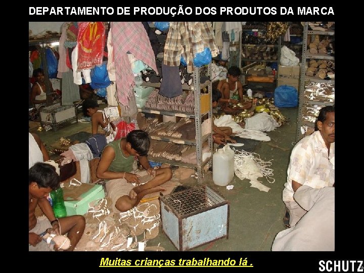 DEPARTAMENTO DE PRODUÇÃO DOS PRODUTOS DA MARCA Muitas crianças trabalhando lá. 