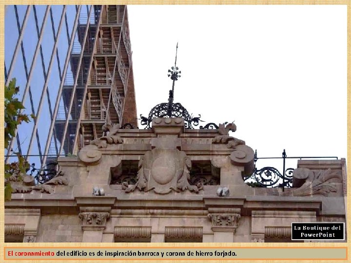 El coronamiento del edificio es de inspiración barroca y corona de hierro forjado. 