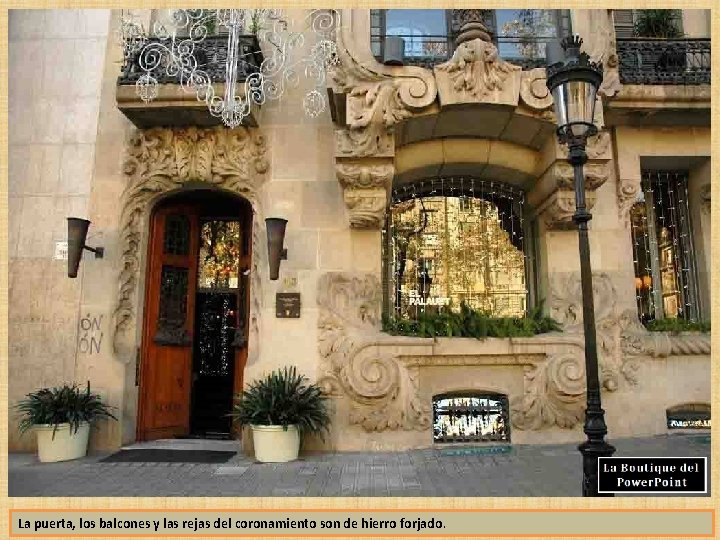 La puerta, los balcones y las rejas del coronamiento son de hierro forjado. 