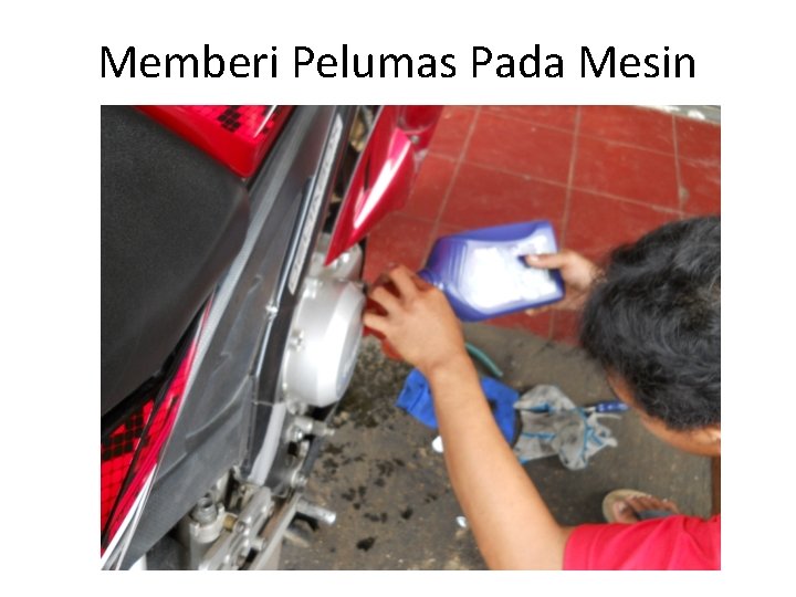 Memberi Pelumas Pada Mesin 