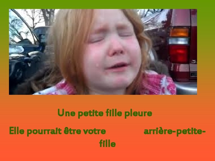 Une petite fille pleure Elle pourrait être votre fille arrière-petite- 