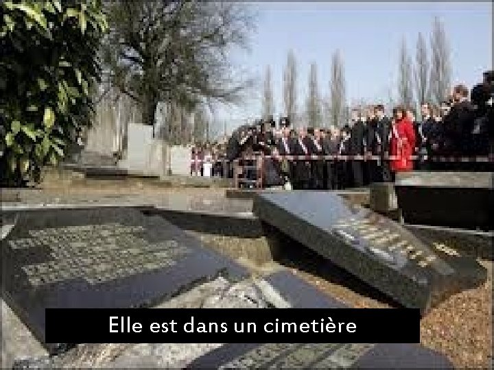 Elle est dans un cimetière 