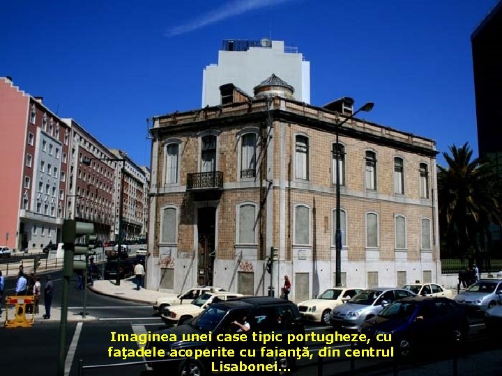Imaginea unei case tipic portugheze, cu faţadele acoperite cu faianţă, din centrul Lisabonei. .