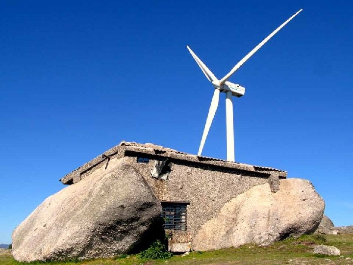 Aqui também se encontra a famosa Casa do Penedo, que desperta a curiosidade de