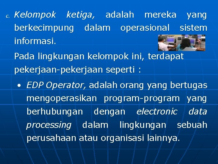 c. Kelompok ketiga, berkecimpung adalah dalam mereka yang operasional sistem informasi. Pada lingkungan kelompok