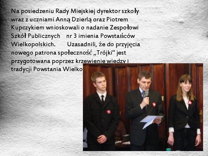 Na posiedzeniu Rady Miejskiej dyrektor szkoły wraz z uczniami Anną Dzierlą oraz Piotrem Kupczykiem