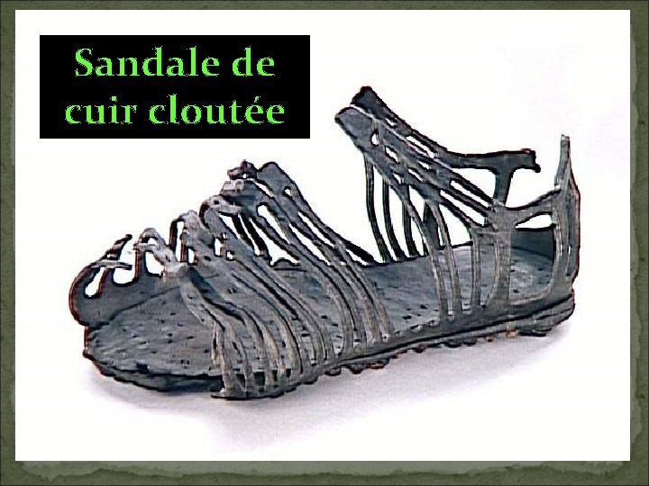 Sandale de cuir cloutée 